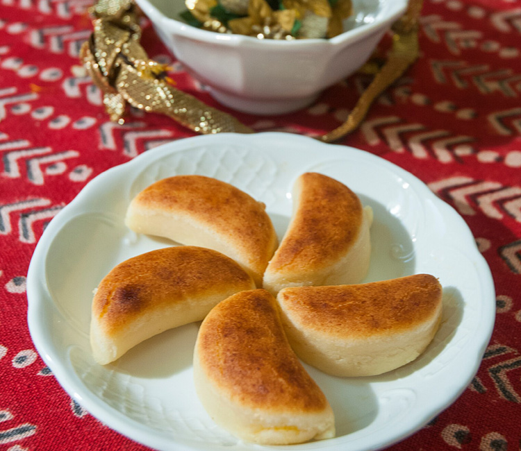 Medias lunas de mazapán rellenas de crema de yema