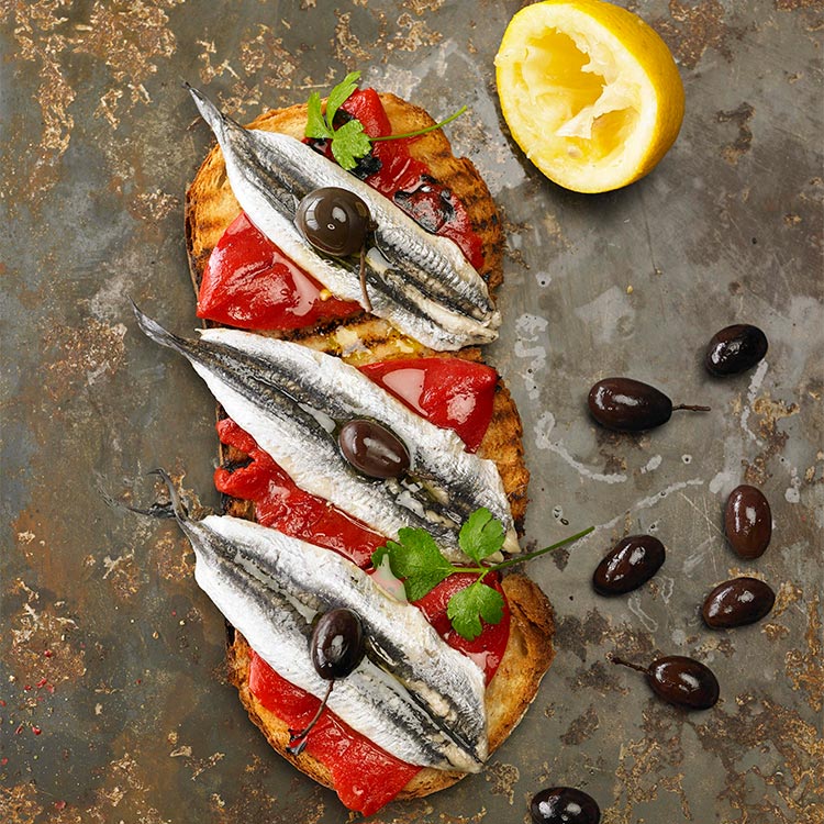 Tostas de boquerones en vinagre con pimientos