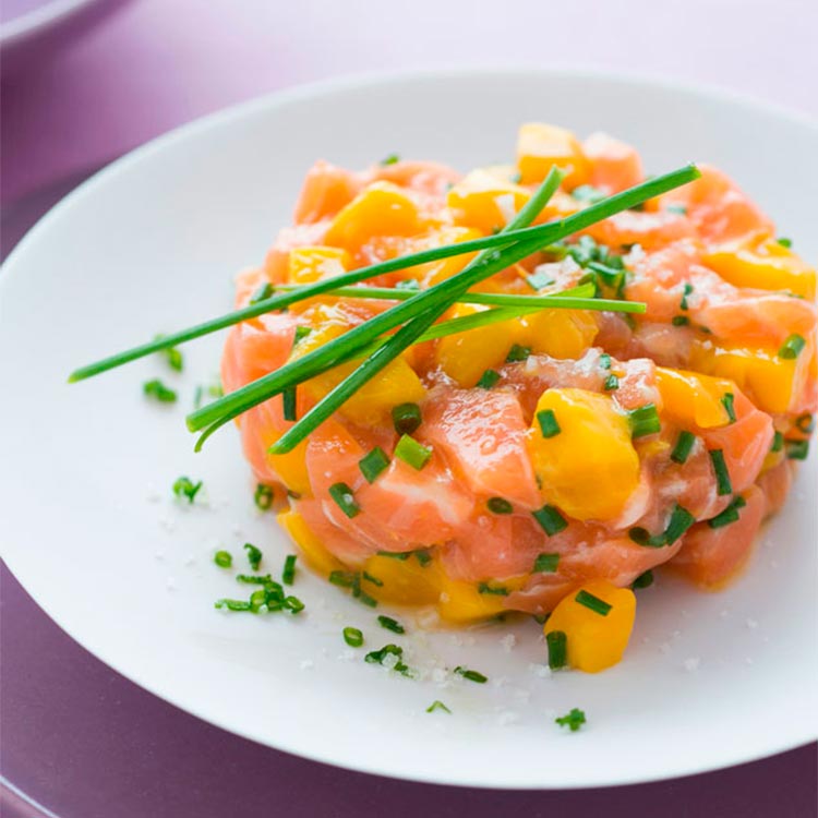 Tartar de salmón marinado y mango