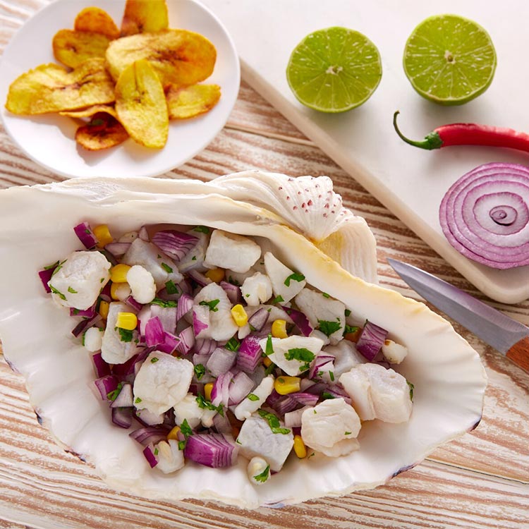 Ceviche de lubina clásico con patacones