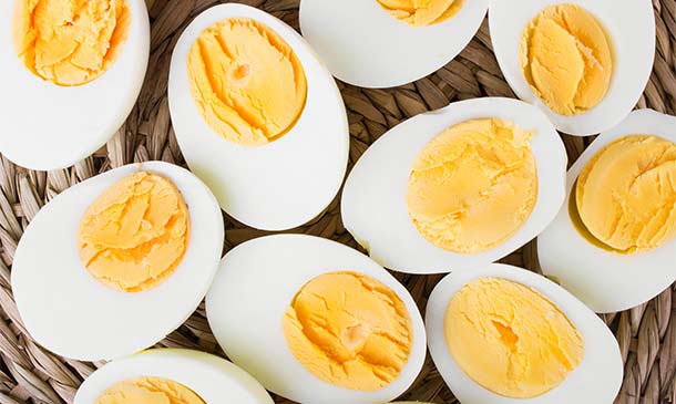Cómo pelar un huevo duro y que quede perfecto