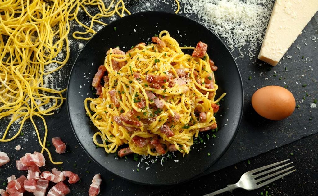 Cae rendida ante la auténtica pasta a la carbonara