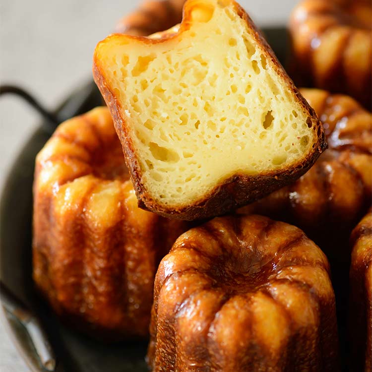 Canelés abiertos por la mitad