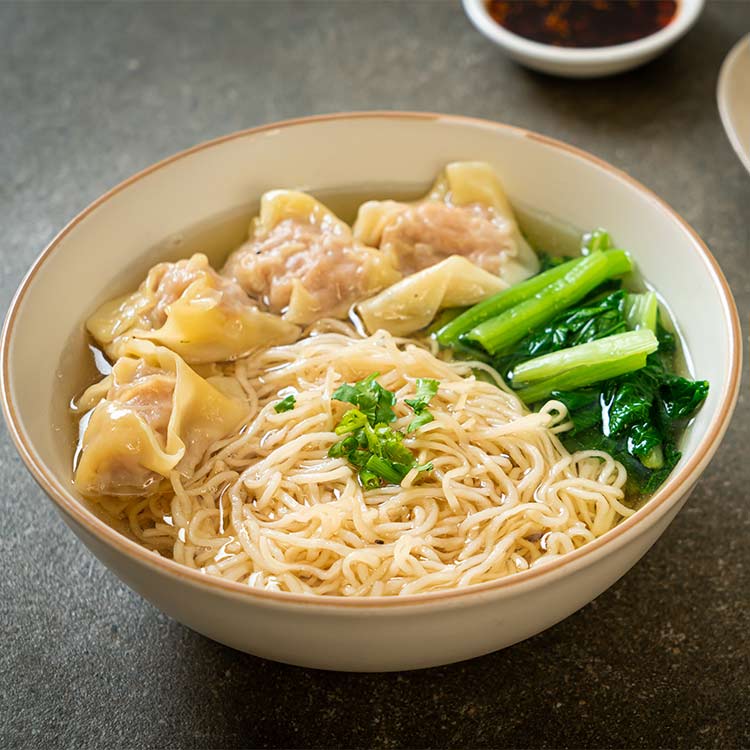 Sopa wonton con noodles de arroz