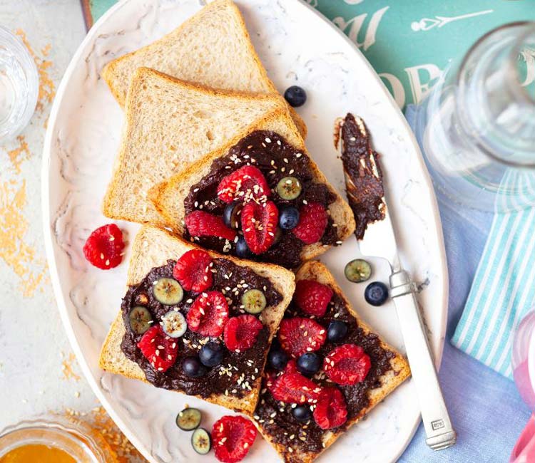 Tostadas con crema de cacao y frutos rojos