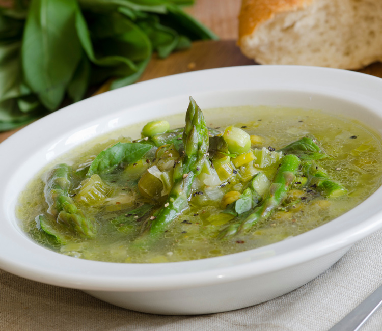 Minestrone de calabacín, guisantes y berros