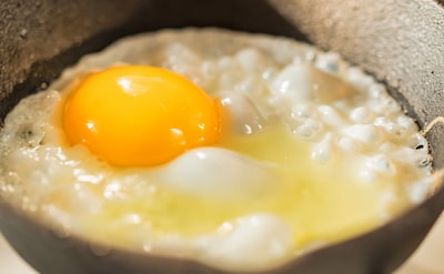 Trucos para freír un huevo sin que salte el aceite
