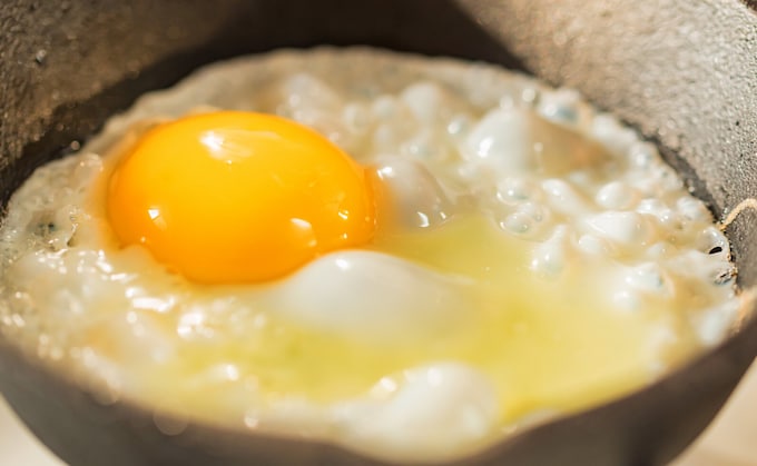 Huevo friéndose en una sartén