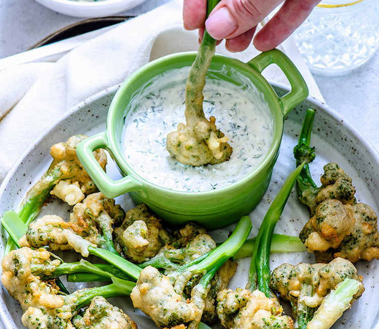 Bimi en tempura con salsa tártara