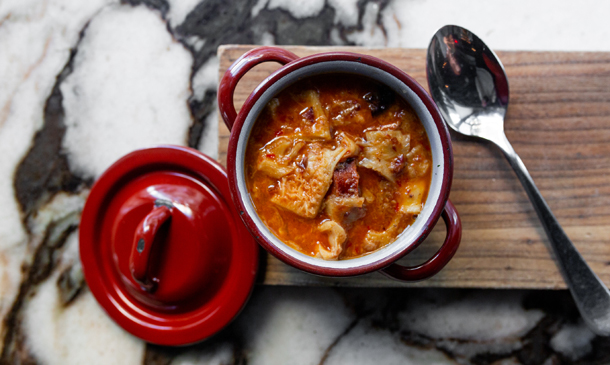 Prepara el pan para mojar ¡que comemos callos!