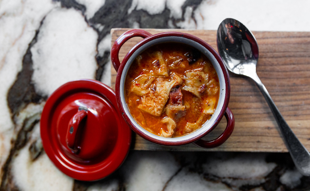 Prepara el pan para mojar ¡que comemos callos!