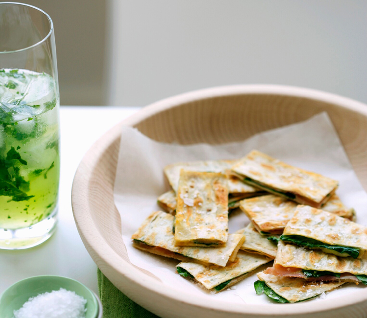 Aperitivo de piadinas rellenas de queso y espinacas