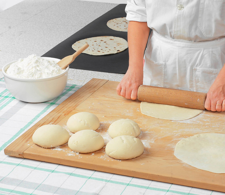 Estirando con el rodillo masa de piadinas