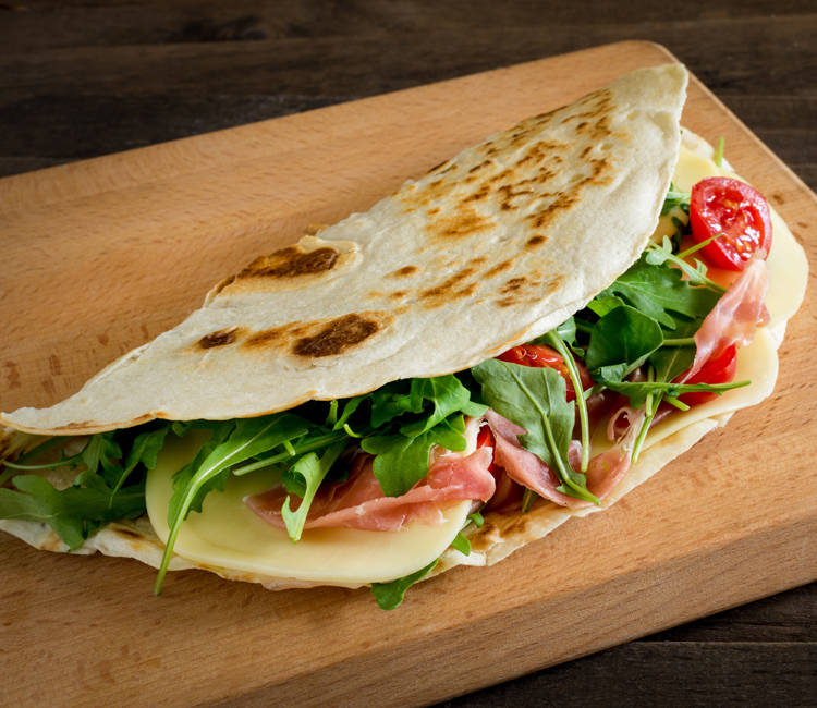 Piadina scquacquerone, con queso fresco, jamón, rúcula y tomate 