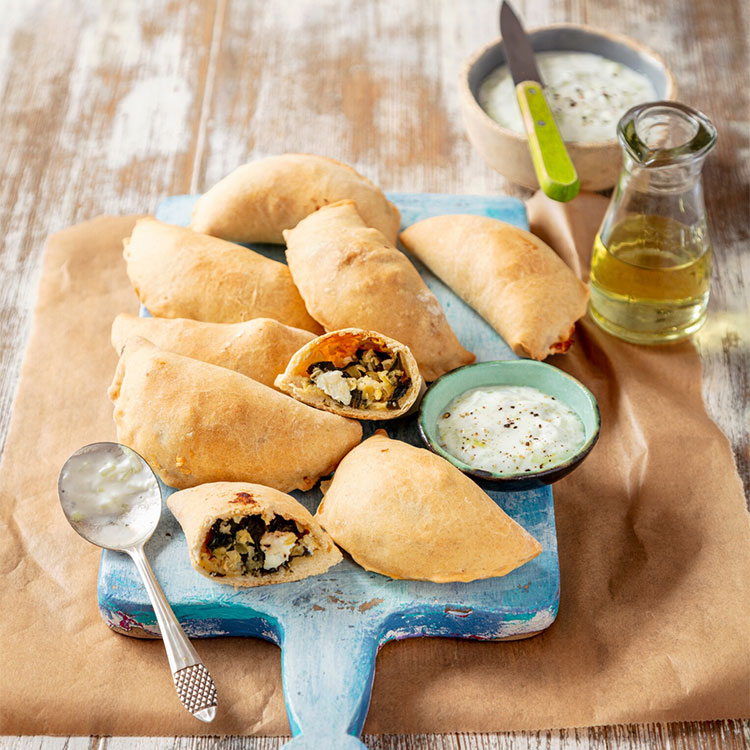 Mini calzone rellenas de espinacas y queso feta con mahonesa a la pimienta