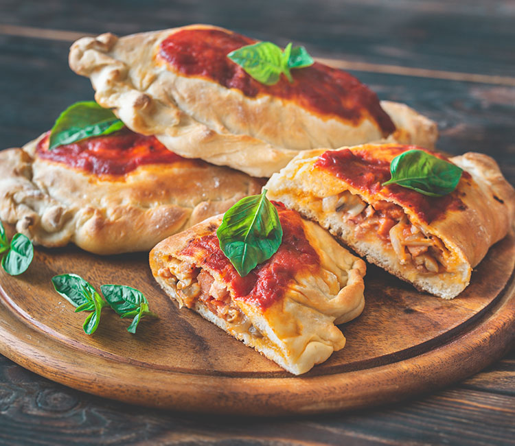 Pizza calzone casera rellena de jamón y champiñones