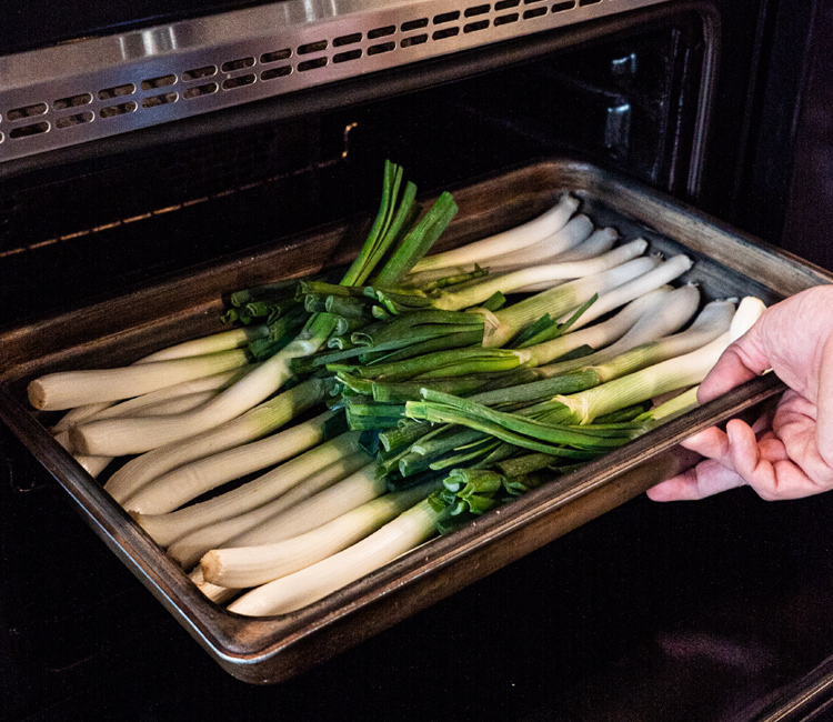 Metiendo calçots en el horno