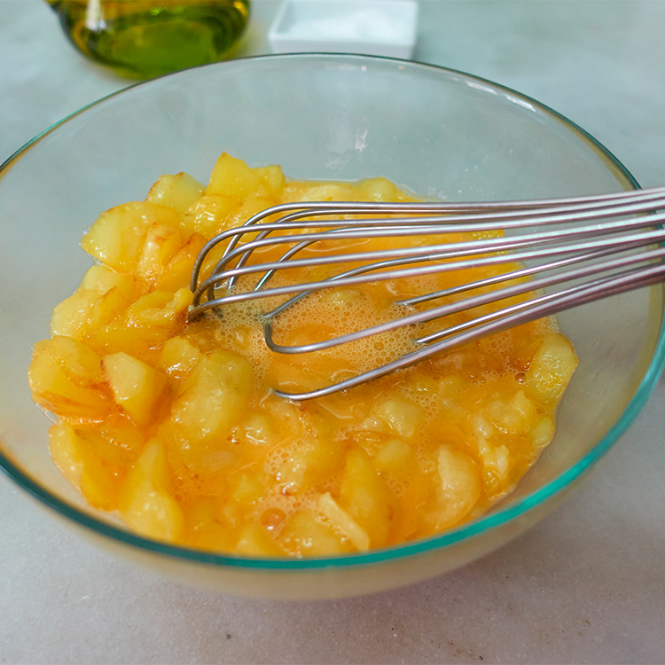 Mezcla de patata y huevo para tortilla