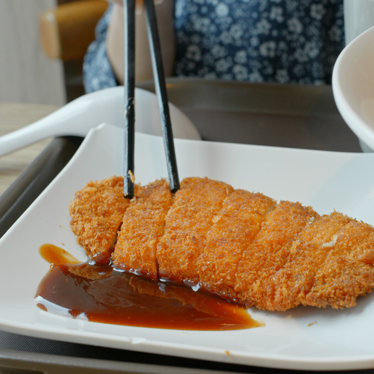 Tonkatsu troceado con salsa y palillos