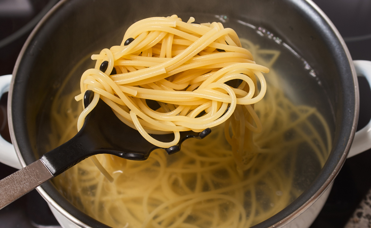 Cómo el agua de cocer pasta puede tener otros usos sorprendentes