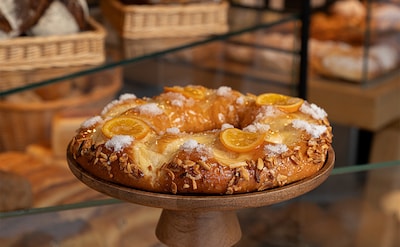 Corona de la Almudena, uno de los dulces madrileños más típicos