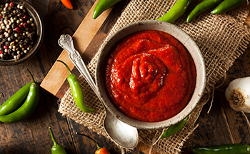 Cómo hacer salsa 'sriracha' casera y darle alegría a tus platos