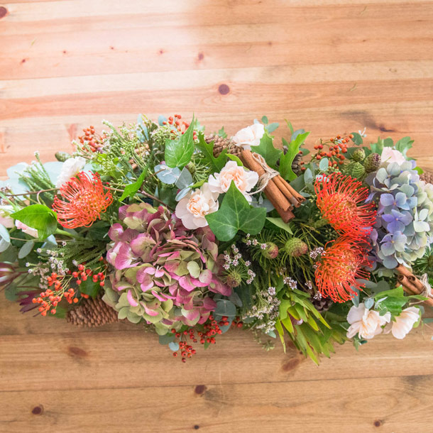 Monta un centro de flores y frutas de otoño para adornar tu mesa