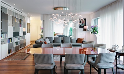 Diseño contemporáneo y amor por las antigüedades, combinación ganadora para decorar un gran apartamento en el centro de Milán