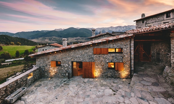 Lo rural y el diseño se dan la mano en esta casa ubicada en la catalana Cerdenya