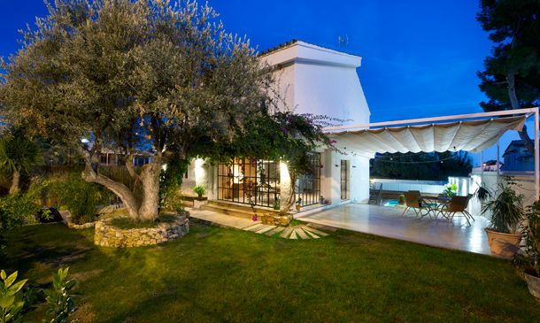 Integración entre estancias y conexión visual con el exterior en una amplia vivienda en Benicàssim