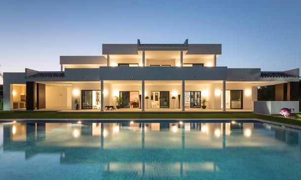 Elegancia clásica y estudiado equilibrio cromático en una lujosa villa de la costa alicantina