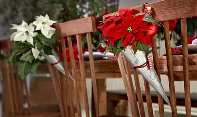 Una idea original y muy resultona para decorar tus sillas esta Navidad
