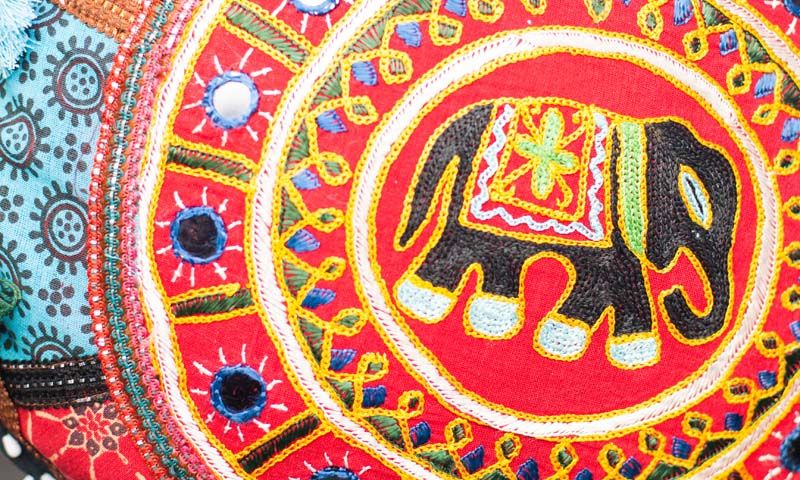 Aporta luminosidad a tu dormitorio con cojines de mandalas para colorear