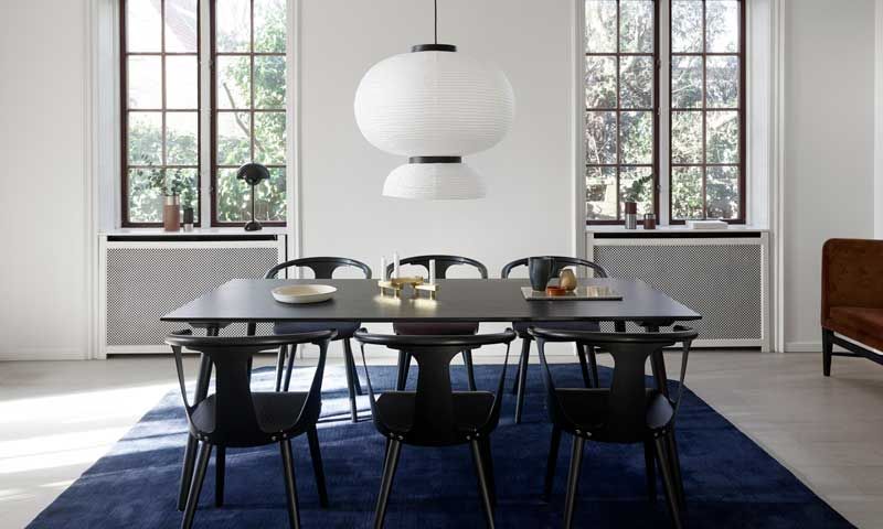 Tres ‘looks’ que convierten al negro en tu nuevo (y mejor) aliado decorativo