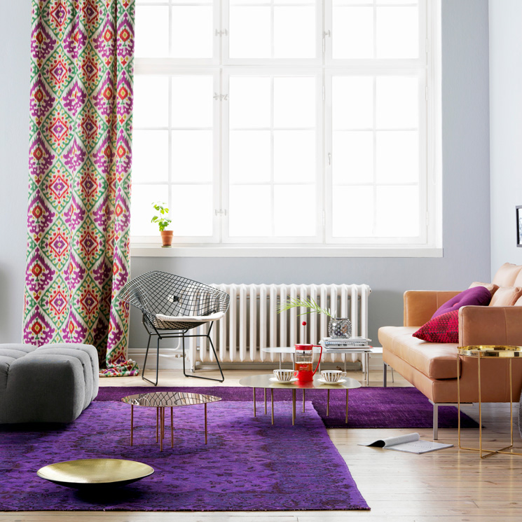Ideas para integrar el 'Ultra Violet' en la decoración de tu salón 