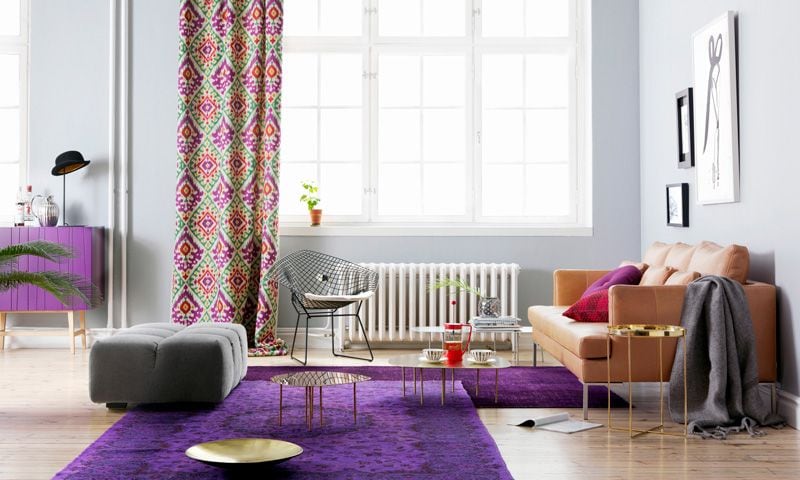 Ideas para integrar el 'Ultra Violet' en la decoración de tu salón