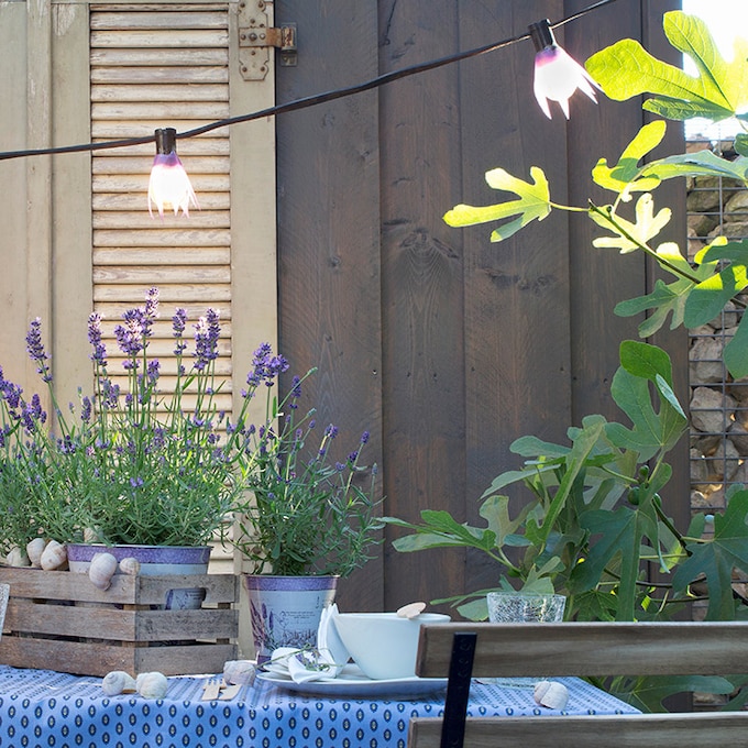 Ideas para decorar con bombillas tu terraza o jardín