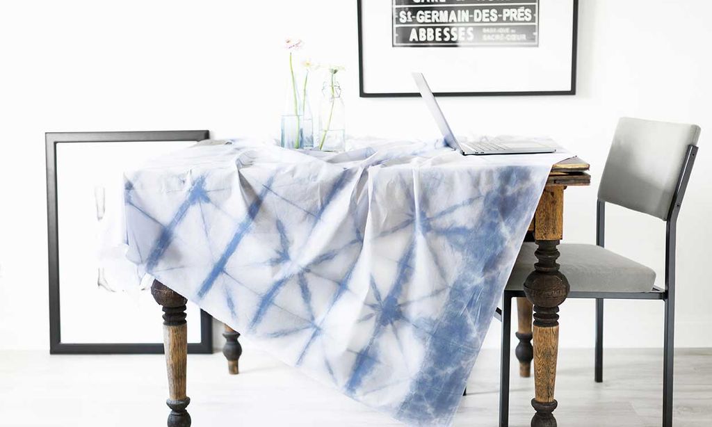Lánzate al 'tie-dye' y da una nueva vida a tu mantelería blanca