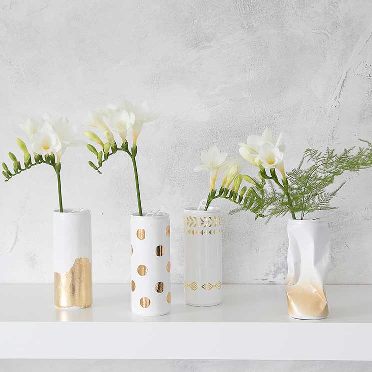 Convierte unas sencillas latas de refresco en unos sofisticados floreros para decorar 