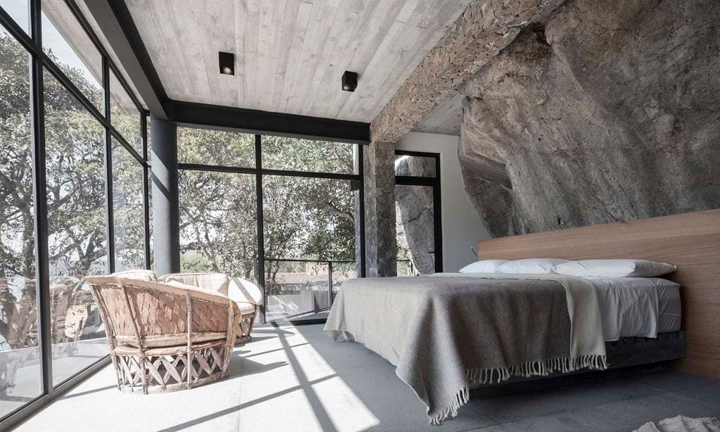 Una casa excavada en la roca (y a la medida del entorno)