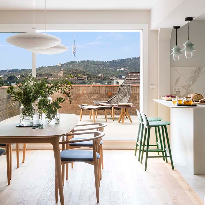 Luminosidad y calidez para una casa urbana y joven en Barcelona