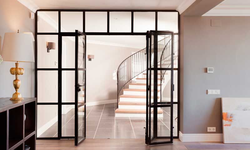 Puertas De cristal con perfilería negra - Pavimentos Mandianes Parquets y Puertas Barcelona desde 1932