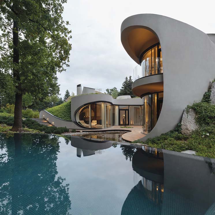 Una casa curvilínea adaptada al paisaje