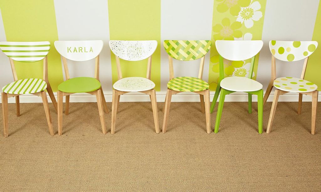 Reciclando sillas con un toque de color, ¿te atreves?