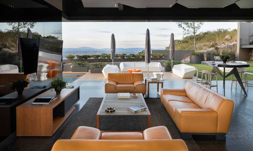 ‘Eco-friendly’, lujosa e inteligente, así es esta casa construida en una roca