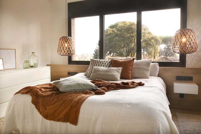 Decoración dormitorios: Ideas para colocar la cama delante de la