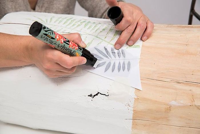 Taburetes de madera: decóralos con esta técnica DIY