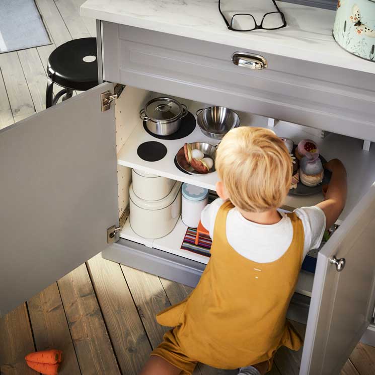 niños jugando en la cocina