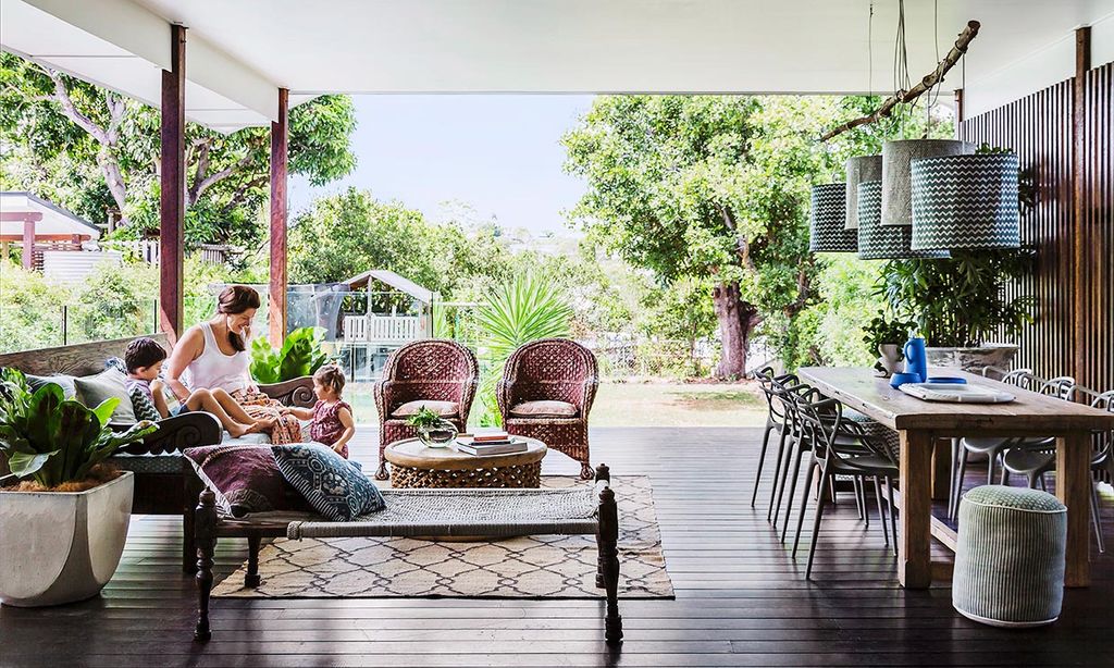 Imagen de una madre con sus hijos en una terraza