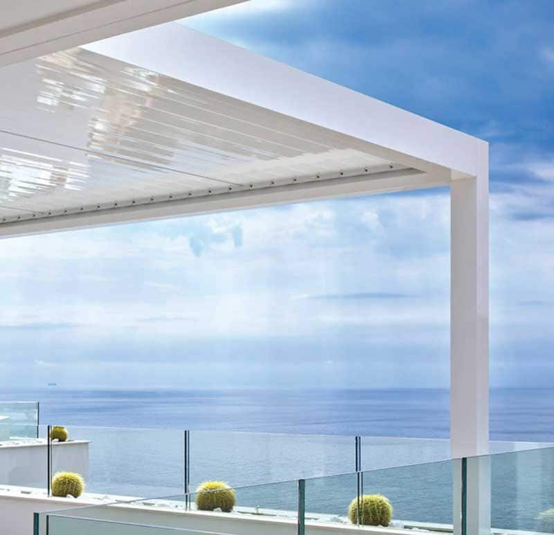 Exterior con pérgola bioclimática